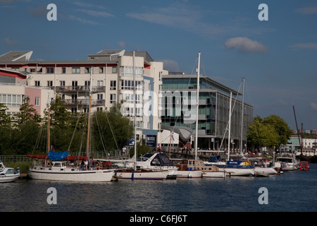 Nuovi blocchi di appartamenti in città Docks a Bristol, Inghilterra, Regno Unito Foto Stock