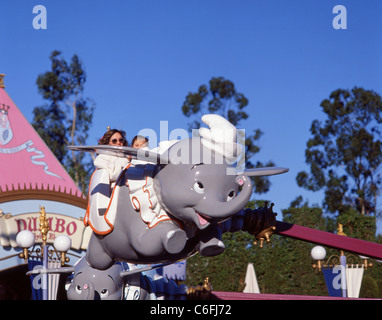 'Dumbone Flying Elephant' ride, Fantasyland, Disneyland, Anaheim, California, Stati Uniti d'America Foto Stock