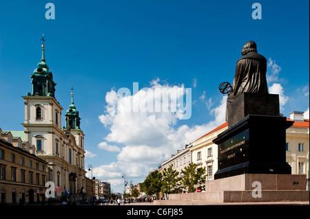 Statua di Mikolaj Kepernik affacciato Krakowskie Przedmiescie, Varsavia, Polonia Foto Stock