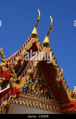 Wat Pho tempio dettaglio del tetto a Bangkok, in Thailandia Foto Stock