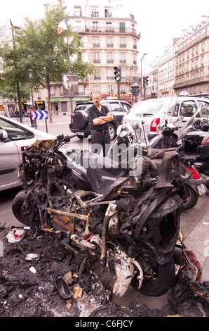 Bruciata motrocycles e scooter dopo un incendio su una baia di parcheggio vicino alla Gare du Nord, Parigi, Francia Foto Stock