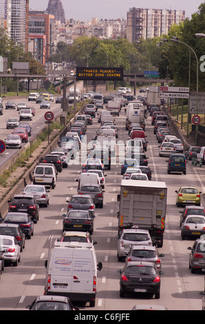 Il traffico pesante sulla Blouevarde Peripherique vicino alla Porte de Montreuil Foto Stock