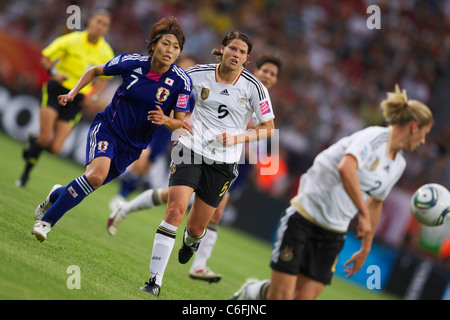 Kozue Ando del Giappone (7) e Annike Krahn di Germania (5) in azione durante una 2011 Coppa del Mondo Donne quarterfinal partita di calcio. Foto Stock