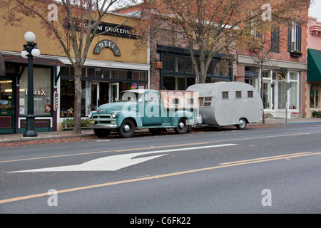 Un 1950 carrello vintage e camp tailer recentemente parcheggiato sulla strada principale, Sant'Elena, in California's Napa Valley . Foto Stock