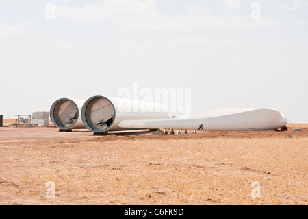 Componenti per un asse orizzontale della turbina eolica sono pronti per il montaggio finale su un cantiere nei pressi di Amarillo, Texas Foto Stock