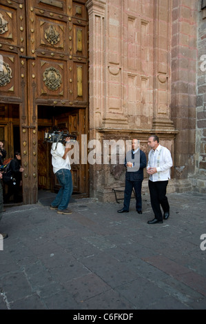 Presidente Felipe Calderon e Peter Greenberg touring Morelia, Messico Foto Stock