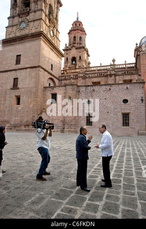 Presidente Felipe Calderon e Peter Greenberg touring Morelia, Messico Foto Stock