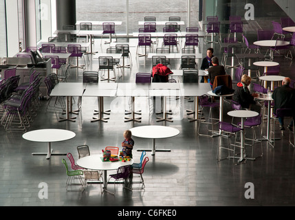 Cafe a Harpa Concert Hall e il Centro Congressi di Reykjavik, Islanda Foto Stock