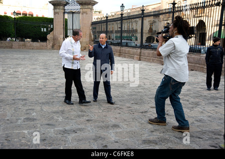 Presidente Felipe Calderon e Peter Greenberg touring Morelia, Messico Foto Stock