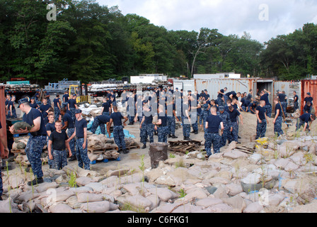 Velisti assegnati alla Naval base sottomarina di New London posto dei sacchi di sabbia lungo il lungomare in preparazione per possibili effetti dall uragano Irene. (U.S. Navy foto di Sottufficiali di prima classe Peter D. Blair) Foto Stock