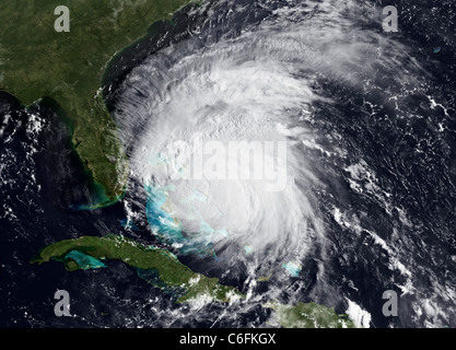 Uragano irene AGGIORNAMENTO - 25 agosto 2011 irene è ancora imballaggio un punzone con 115 mph venti. Sebbene l'occhio è scomparso da questo noaa va-est le immagini via satellite (presa su agosto 25, 2011 a 1215z), la tempesta è di non indebolire. irene sembra essere passando attraverso un eyewall il ciclo di sostituzione. Il National Hurricane Center è ancora predire irene per raggiungere la categoria 4 stato entro il giorno successivo. uragano e tempesta tropicale orologi sono in effetto per gran parte del litorale della Carolina. Per le più recenti immagini satellitari e animazioni, si prega di consultare la nostra in tempo reale le immagini della pagina web. Foto Stock