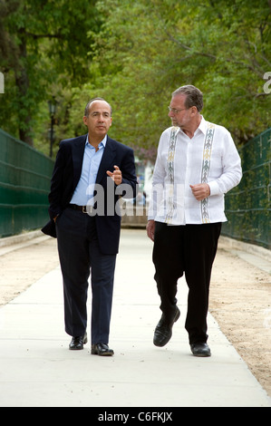 Presidente Felipe Calderon con Peter Greenberg nel parco in Morelia, Messico Foto Stock