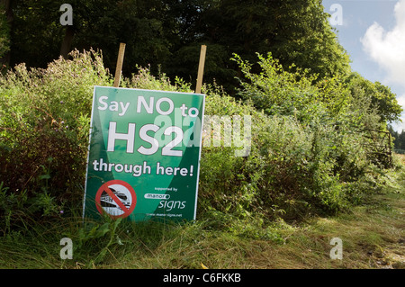 Dire no al HS2 segno della campagna sul lato della strada in Chilterns Buckinghamshire REGNO UNITO Foto Stock