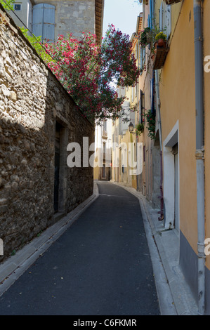 Una strada posteriore nell'area della città vecchia di Beziers, Francia Foto Stock