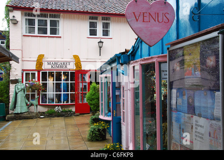 Negozi colorati all'esperienza di Glastonbury di Glastonbury High Street Somerset Inghilterra Foto Stock