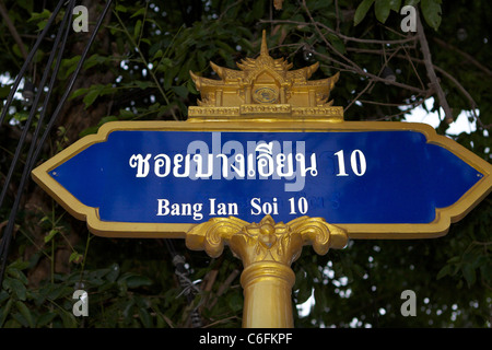 Tipico blu e oro cartello stradale per un 'Soi' - strada laterale - in Ayutthaya Foto Stock