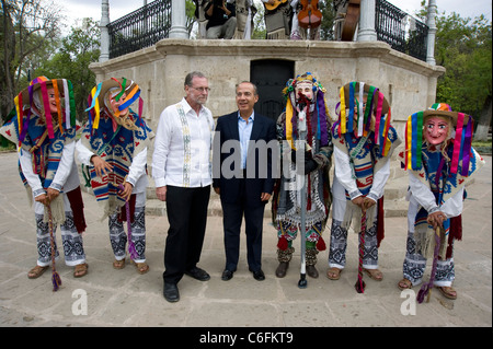 Presidente Felipe Calderon e Peter Greenberg con interpreti in costume nel parco in Morelia, Messico Foto Stock