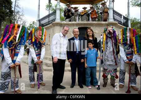 Il presidente Felipe Calderon con sua moglie, suo figlio e Peter Greenberg con artisti in costume nel parco di Morelia, Messico Foto Stock