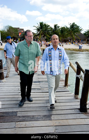 Presidente Felipe Calderon e Peter Greenberg camminando sul molo verso barca a Cozumel, Messico Foto Stock