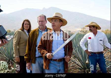 Presidente Calderon touring Jose Cuervo piantagione in Tequila durante le riprese di Messico Royal Tour con Peter Greenberg Foto Stock