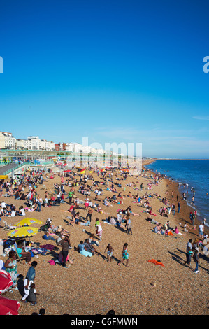 Affollata Spiaggia Brighton Regno Unito Foto Stock