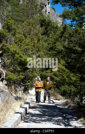 Presidente Feliipe Calderon e Peter Greenberg visitare il Parque Nacional Cascada de Basaeachi a Chihuahua Foto Stock