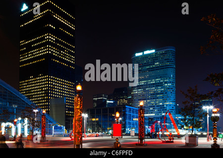 Vista notturna del quartiere finanziario e degli affari di Parigi - La Défense. Foto Stock