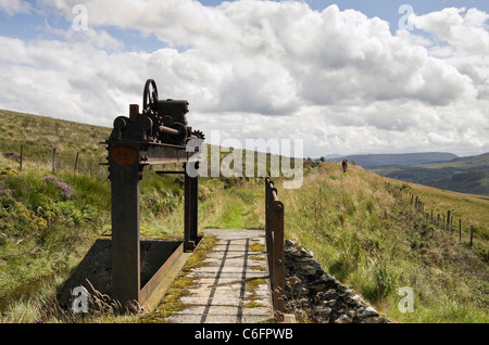 Avvolgimento arrugginito ingranaggio sul percorso da un corso d acqua leat in Valle Ogwen nel Parco Nazionale di Snowdonia Capel Curig, Conwy. Il Galles del Nord, Regno Unito Foto Stock