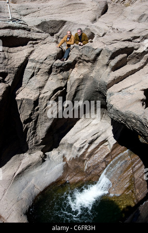 Presidente Feliipe Calderon e Peter Greenberg visitare il Parque Nacional Cascada de Basaeachi a Chihuahua Foto Stock