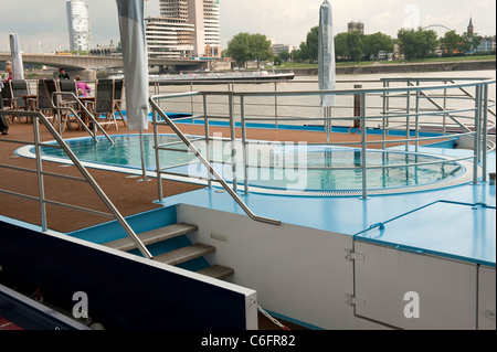 Piscina su una nave da crociera Barca Reno Colonia Koln Germania Europa Foto Stock