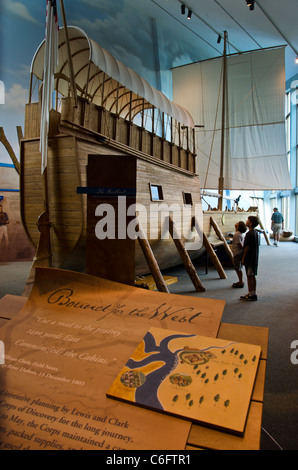 Ragazzi guardando il keelboat a Lewis e Clark sito storico dello stato museo ad Hartford, Illinois Foto Stock