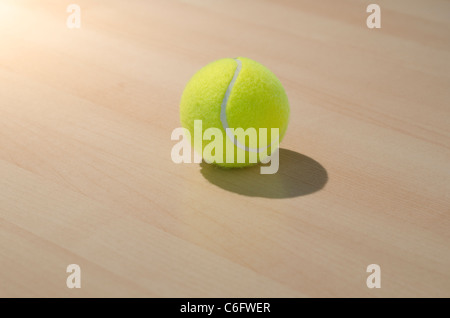 Unica palla da tennis sul tavolo Foto Stock