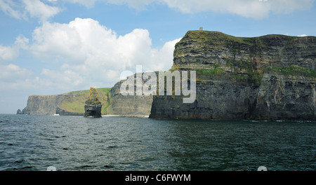 Scogliere di Moher dal mare, Co. Clare, Irlanda O'Brien la torre sulla sommità e stack Branaunmore Foto Stock