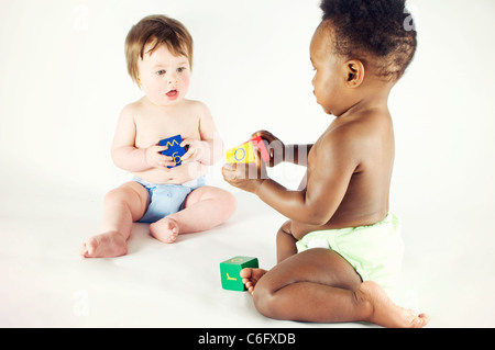 Due ragazze bambino gioca con alfabeto mattoni Foto Stock