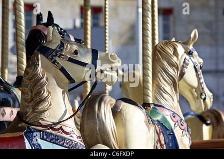 Cavalli sulla giostra di Cognac, Francia. Foto Stock