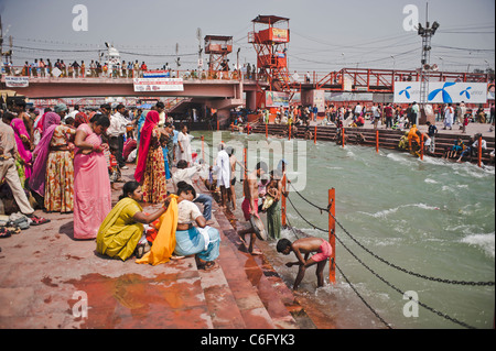 La balneazione ghat di scena a Har-ki-Pauri-Haridwar-Uttarakhand-India. Foto Stock