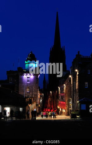 Torre di Outlook e Camera Obscura e il Royal Mile di notte, Edimburgo, Scozia Foto Stock