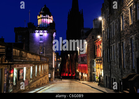 Torre di Outlook e Camera Obscura e il Royal Mile di notte, Edimburgo, Scozia Foto Stock