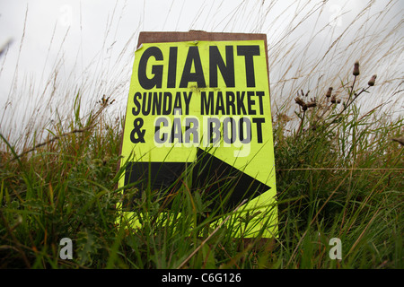 Un mercato di domenica & car boot vendita segno nel Derbyshire, England, Regno Unito Foto Stock