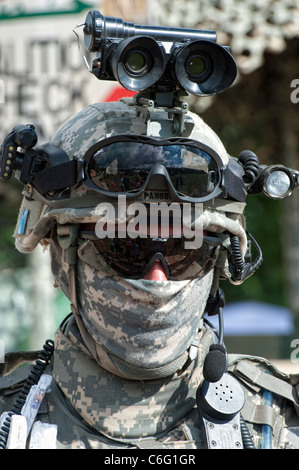 Moderno soldato americano in abito di battaglia al Re militari promulgazione Foto Stock