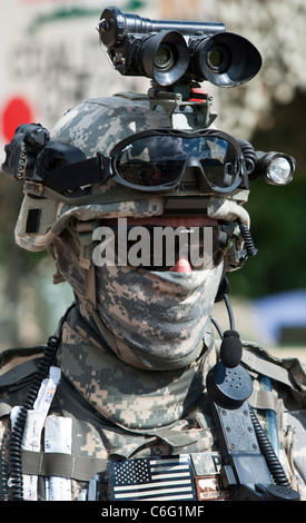Moderno soldato americano in abito di battaglia al Re militari promulgazione Foto Stock