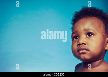 Un ritratto di una bambina, guardando pensieroso Foto Stock