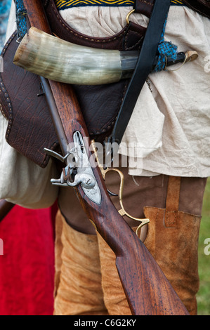 Guerra civile inglese soldier uniforme e moschetto dettaglio. La rievocazione Foto Stock