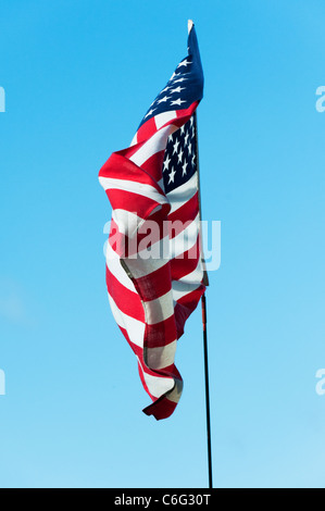 Bandiera americana su un pennone al vento Foto Stock