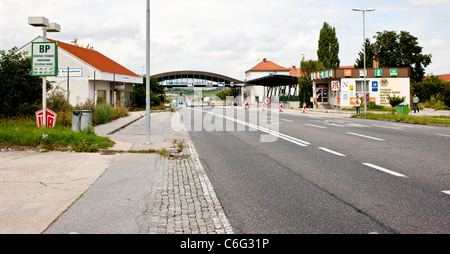 Varcare il confine tra Austria e Repubblica Ceca a Drasenhofen / Mikulov (Nikolsburg) Foto Stock