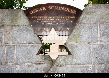 Dettaglio del monumento a Oskar Schindler oltre la strada nei confronti del suo luogo di nascita (visto in background) nella sua città nativa. Foto Stock