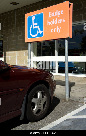 Una macchina parcheggiata in blue badge baia di disabili in un supermercato, Regno Unito Foto Stock