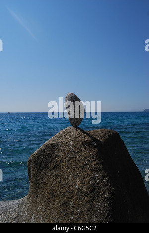 Equilibrio di gioco con le rocce in estate al mare Foto Stock