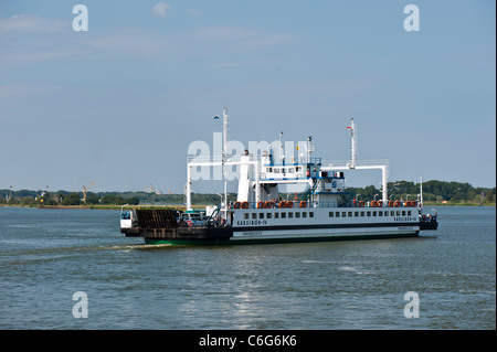 Traghetto per auto attraverso Swina fiume vicino a Swinoujscie Polonia Foto Stock