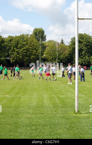 Gioco di tag rugby in Bury St Edmunds nel giugno 2011 Foto Stock